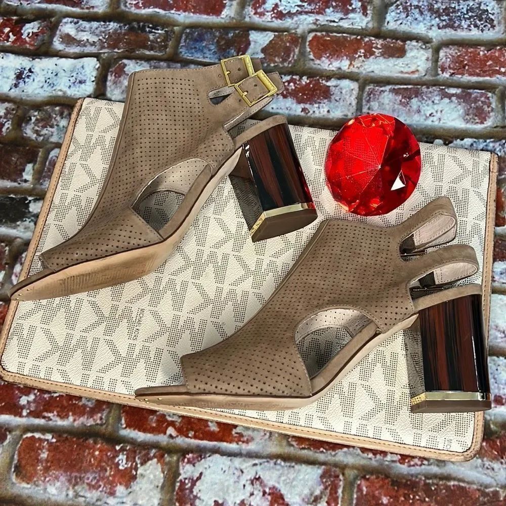 * Louise et Cie beige suede heels with beautiful brown black chunky heels